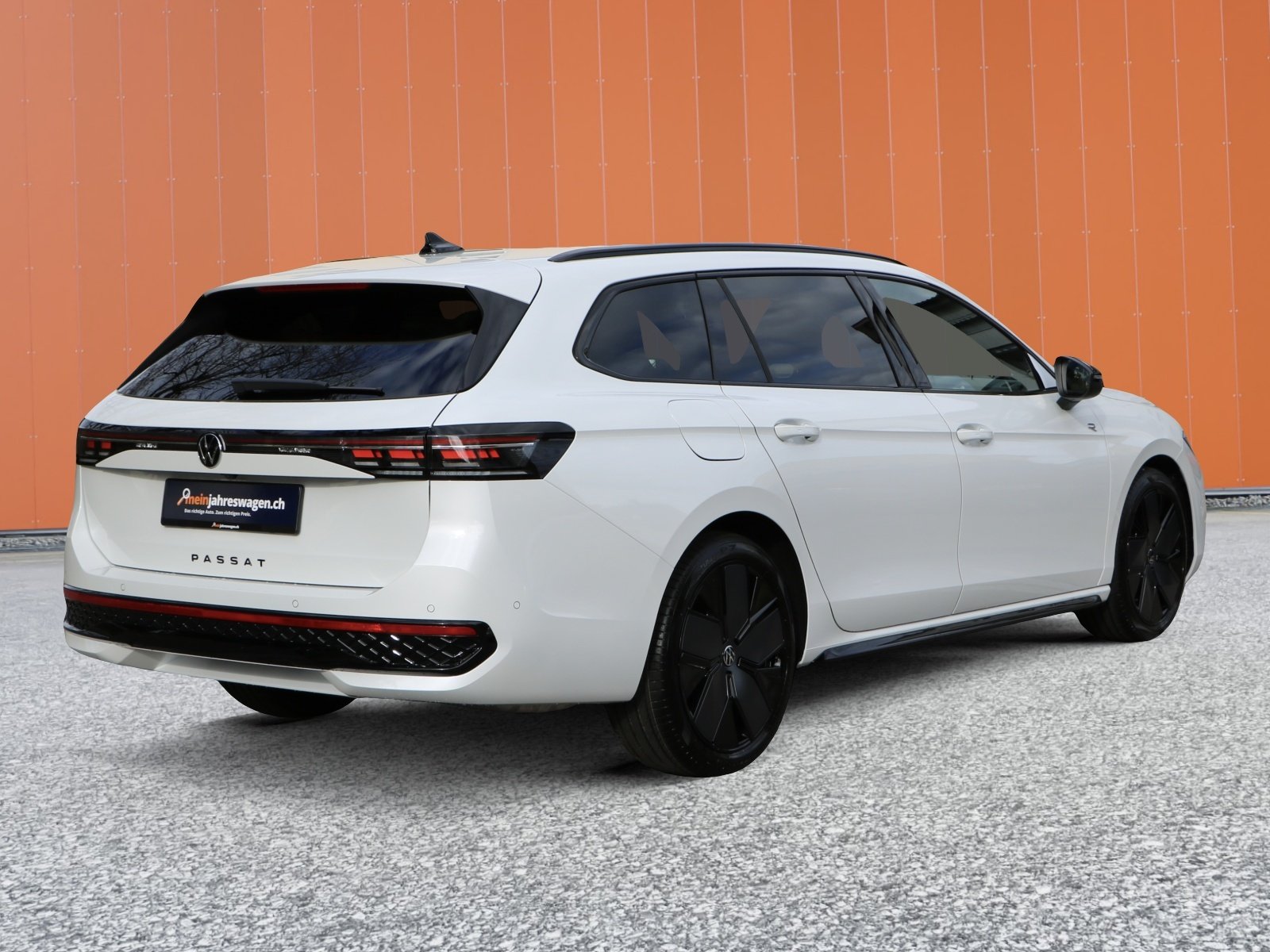 VW Passat Variant 2.0 TSI evo4 R-Line 4 Motion DSG, Mild-Hybrid Petrol/Electric, New car, Automatic - 2