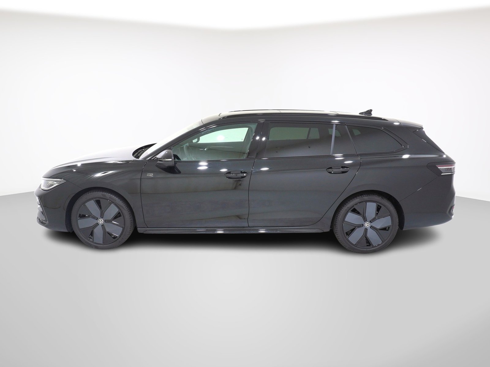 VW Passat Variant 2.0 TSI R-Line 4Motion DSG, Petrol, New car, Automatic - 2