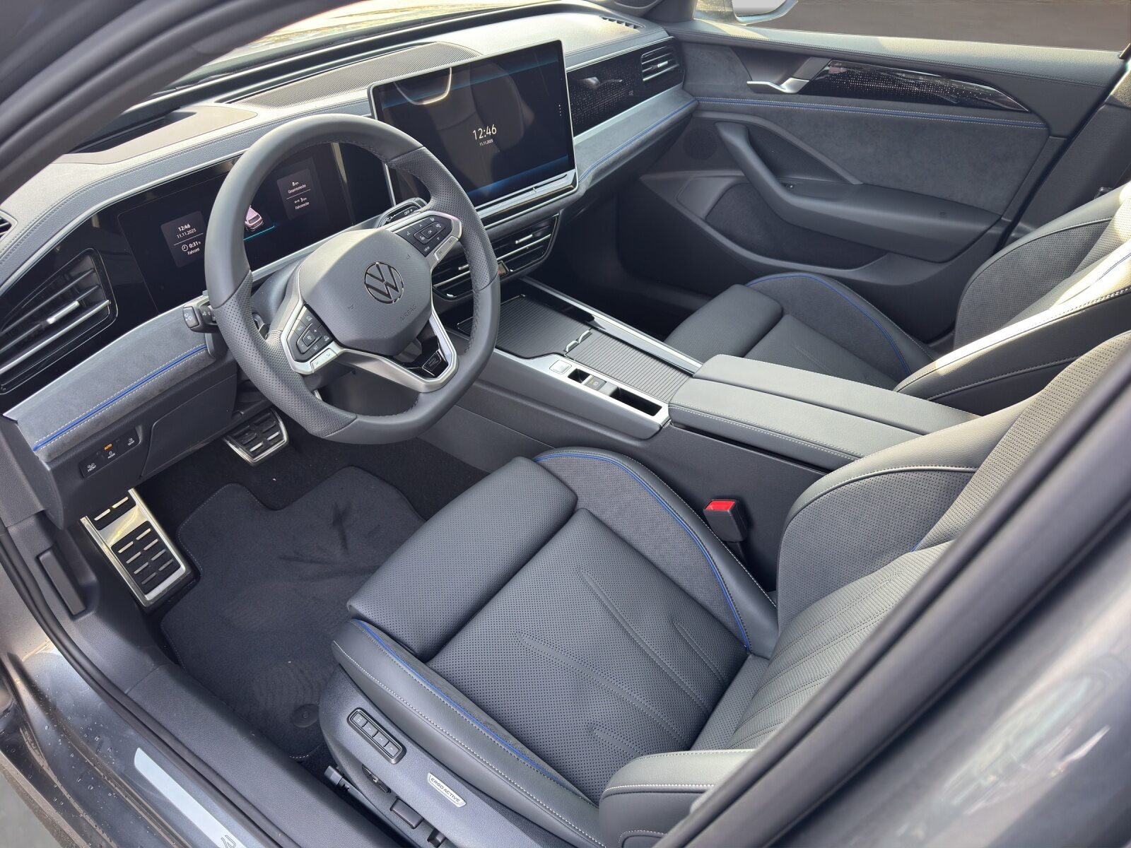 VW Passat Variant R-Line, Full-Hybrid Petrol/Electric, Second hand / Used, Automatic - 5