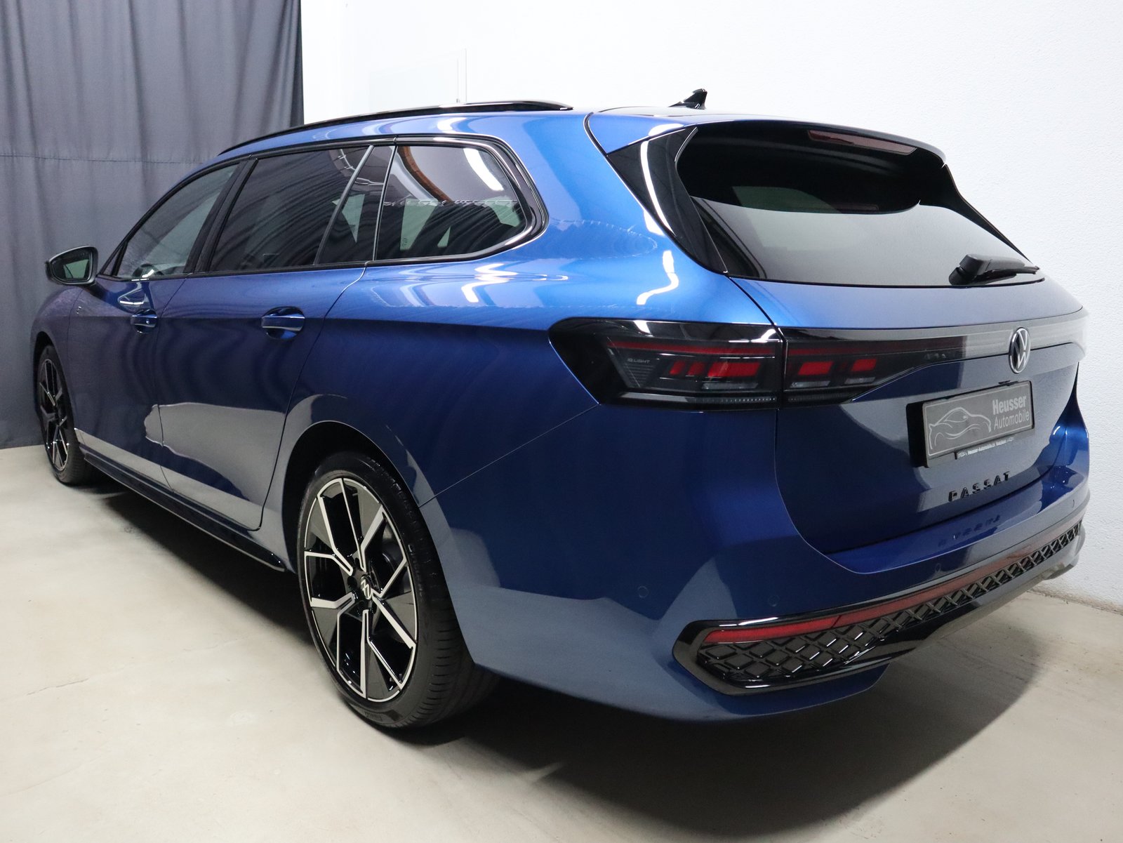 VW Passat Variant 2.0 TSI 4Motion DSG R-Line Black Style - Pano, Mild-Hybrid Petrol/Electric, Second hand / Used, Automatic - 5