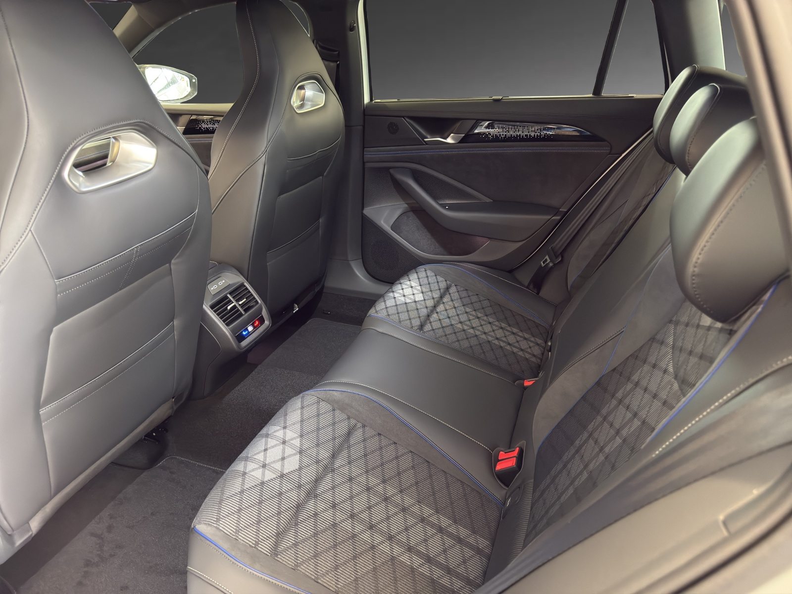 VW Passat Variant NF R-Line, Essence, Occasion / Utilisé, Automatique - 7