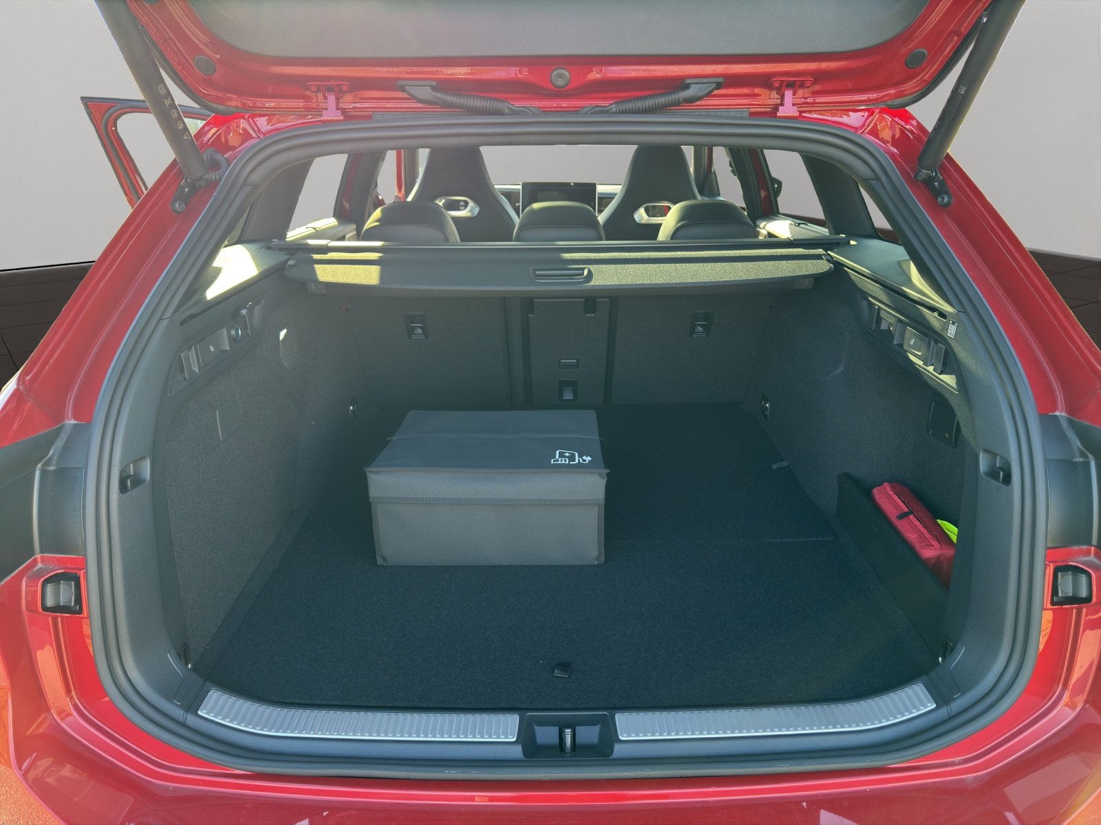 VW Passat Variant 1.5 TSI evo2 Plug-In- Hybrid R-Line DSG, Plug-in-Hybrid Benzin/Elektro, Occasion / Gebraucht, Automatik - 6