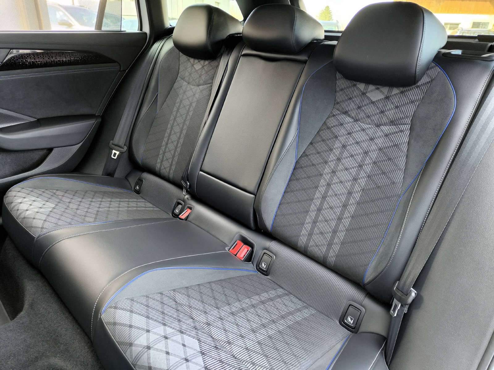 VW Passat Variant 2.0 TDI R-Line DSG 4Motion, Diesel, Occasion / Gebraucht, Automatik - 7