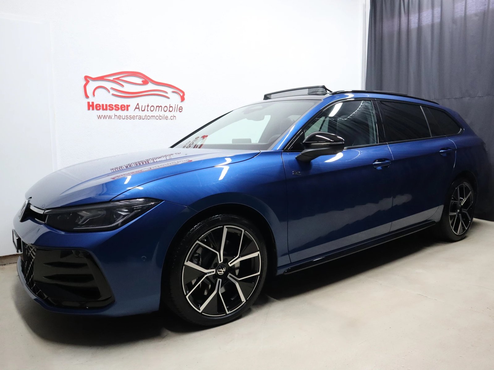 VW Passat Variant 2.0 TSI 4Motion DSG R-Line - Black Style -, Mild-Hybrid Petrol/Electric, Second hand / Used, Automatic - 2