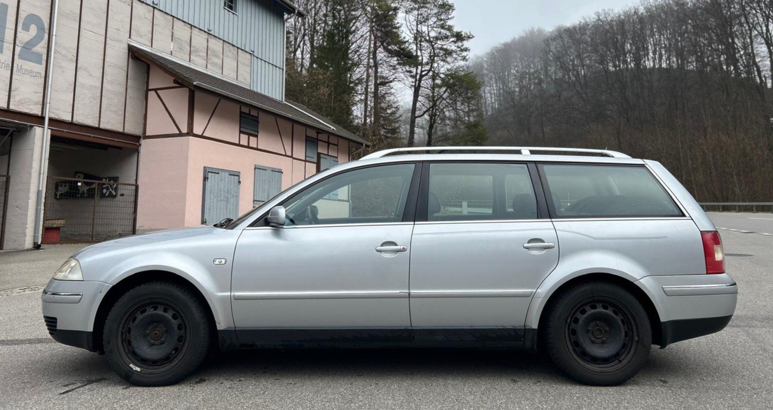 VW Passat Variant 2.3 V5 Comfortline, Petrol, Second hand / Used, Manual - 2
