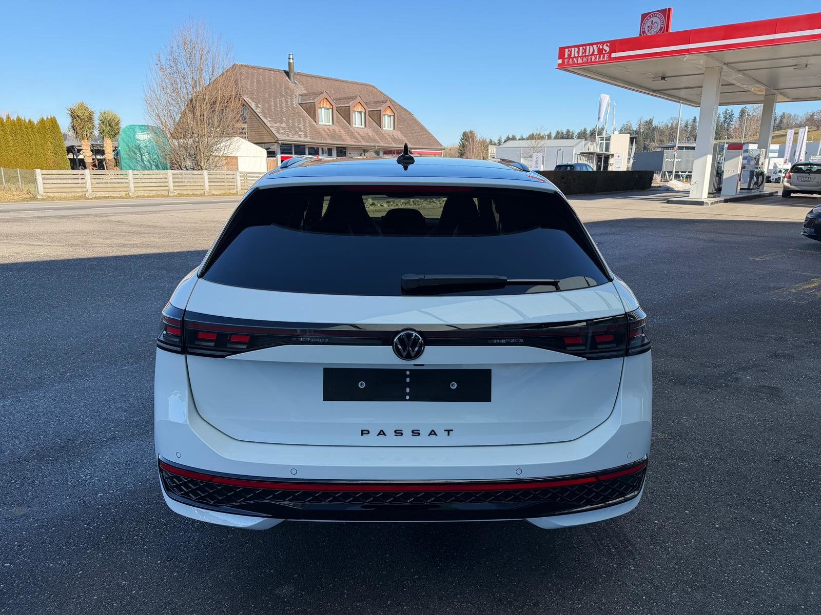 VW Passat Variant 2.0 TSI evo4 R-Line 4 Motion DSG, Mild-Hybrid Benzin/Elektro, Occasion / Gebraucht, Automatik - 4