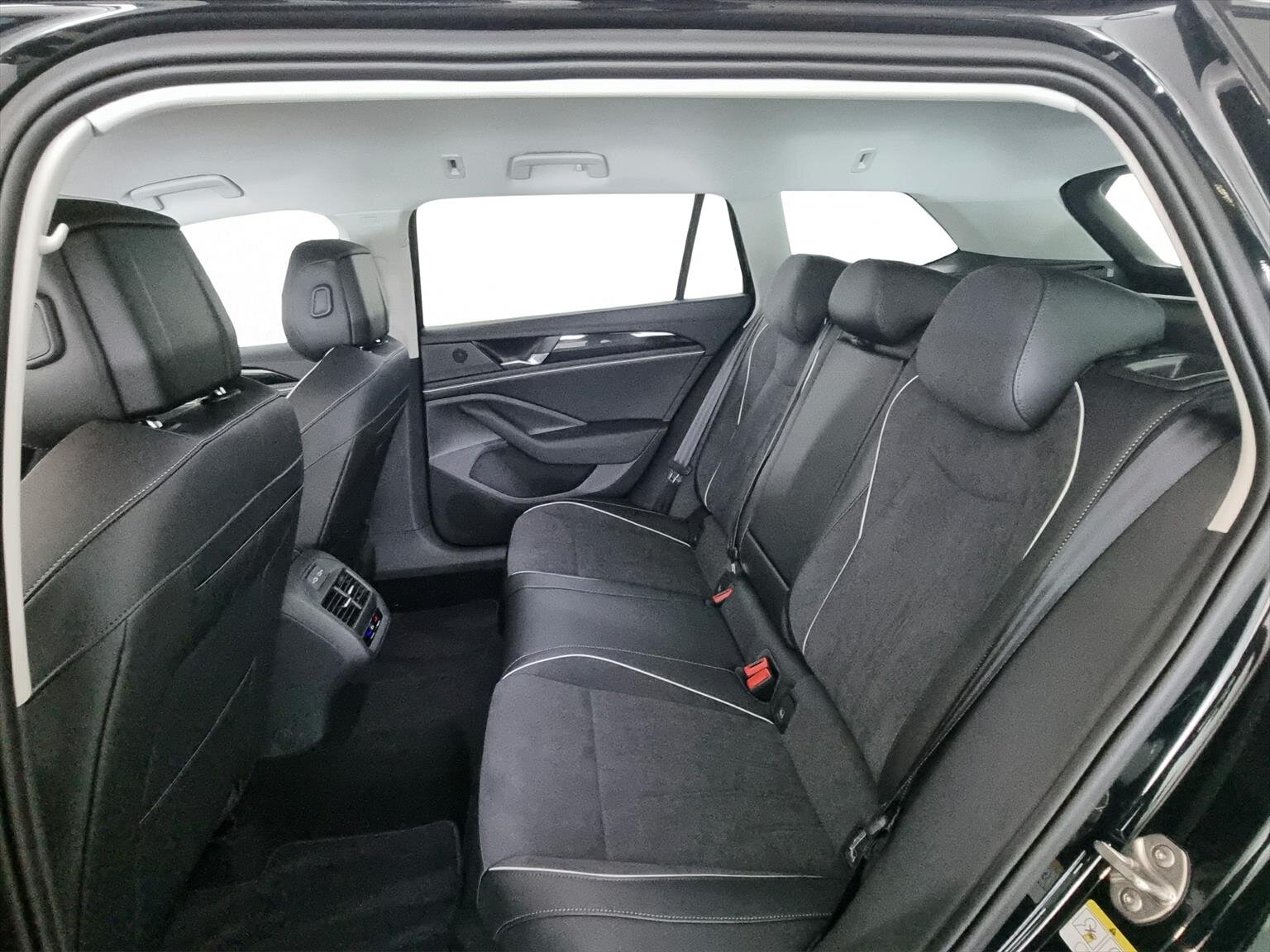 VW Passat Variant 1.5 TSI evo2 PHEV Business, Hybride Rechargeable Essence/Électricité, Occasion / Utilisé, Automatique - 7