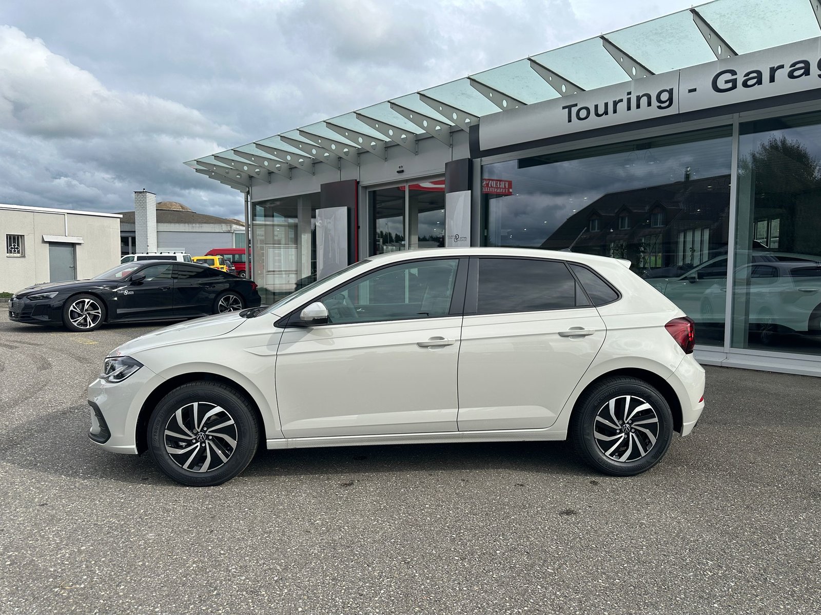 VW Polo 1.0 TSI Basis, Petrol, Second hand / Used, Manual - 2
