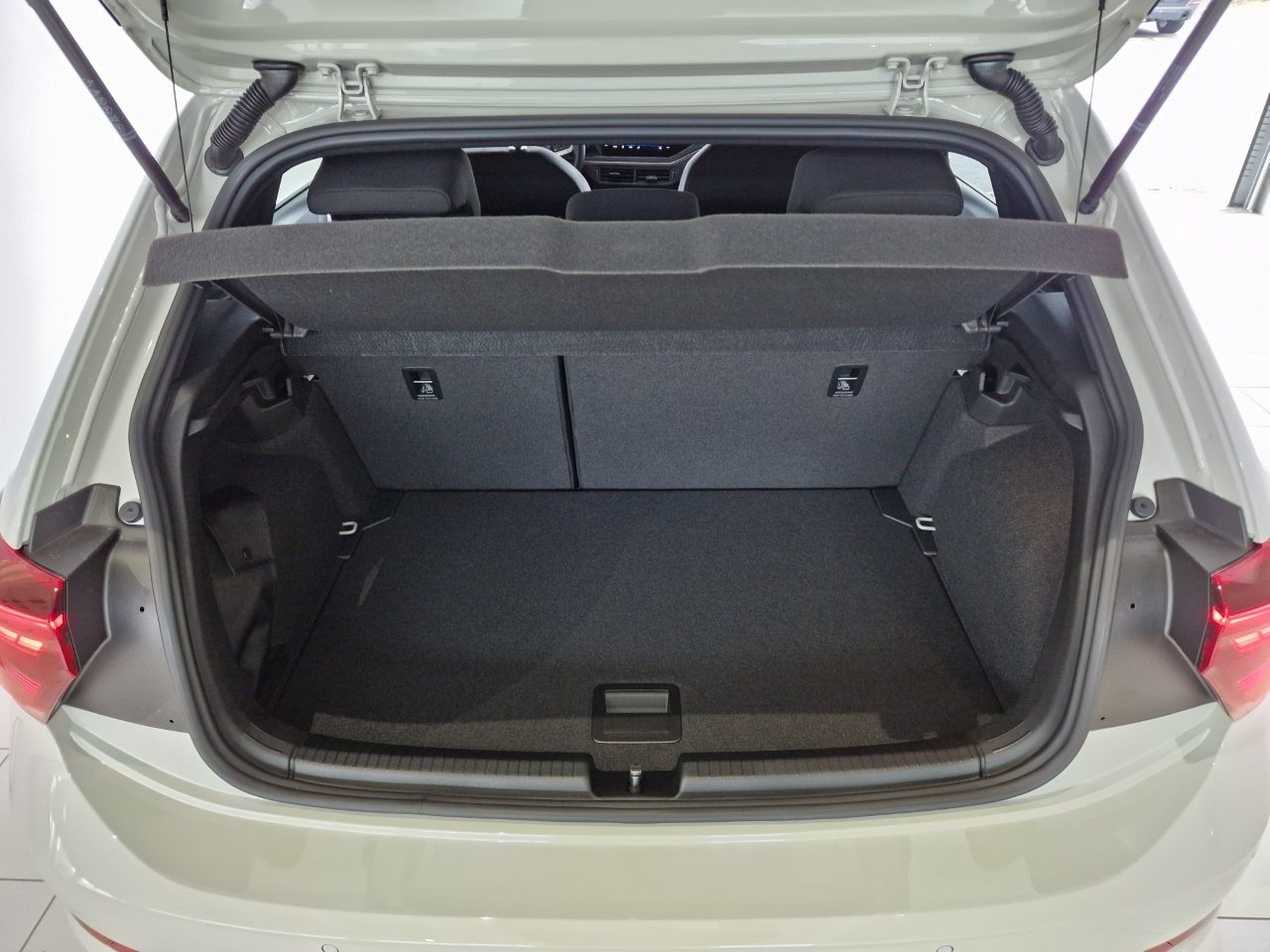VW Polo R-Line, Petrol, New car, Automatic - 6