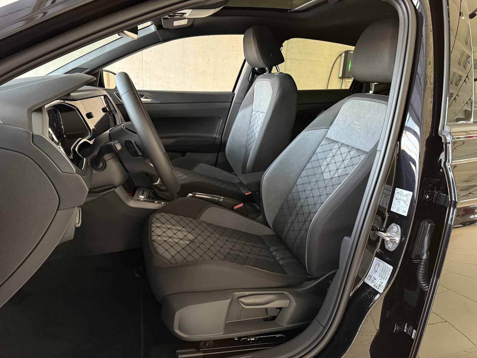 VW Polo R-Line, Petrol, Second hand / Used, Automatic - 4