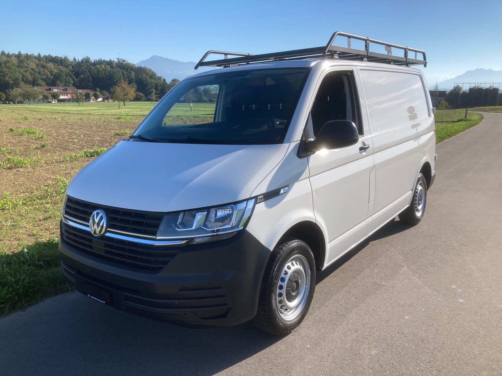 VW T6.1 2.0 TDI mit Dachträger und Anhängerkupplung
