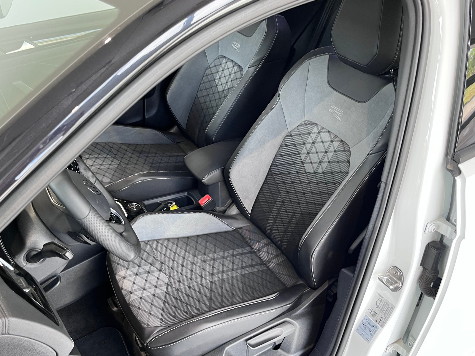VW T-Roc 2.0 TSI R-Line DSG 4Motion, Benzin, Occasion / Gebraucht, Automatik - 6