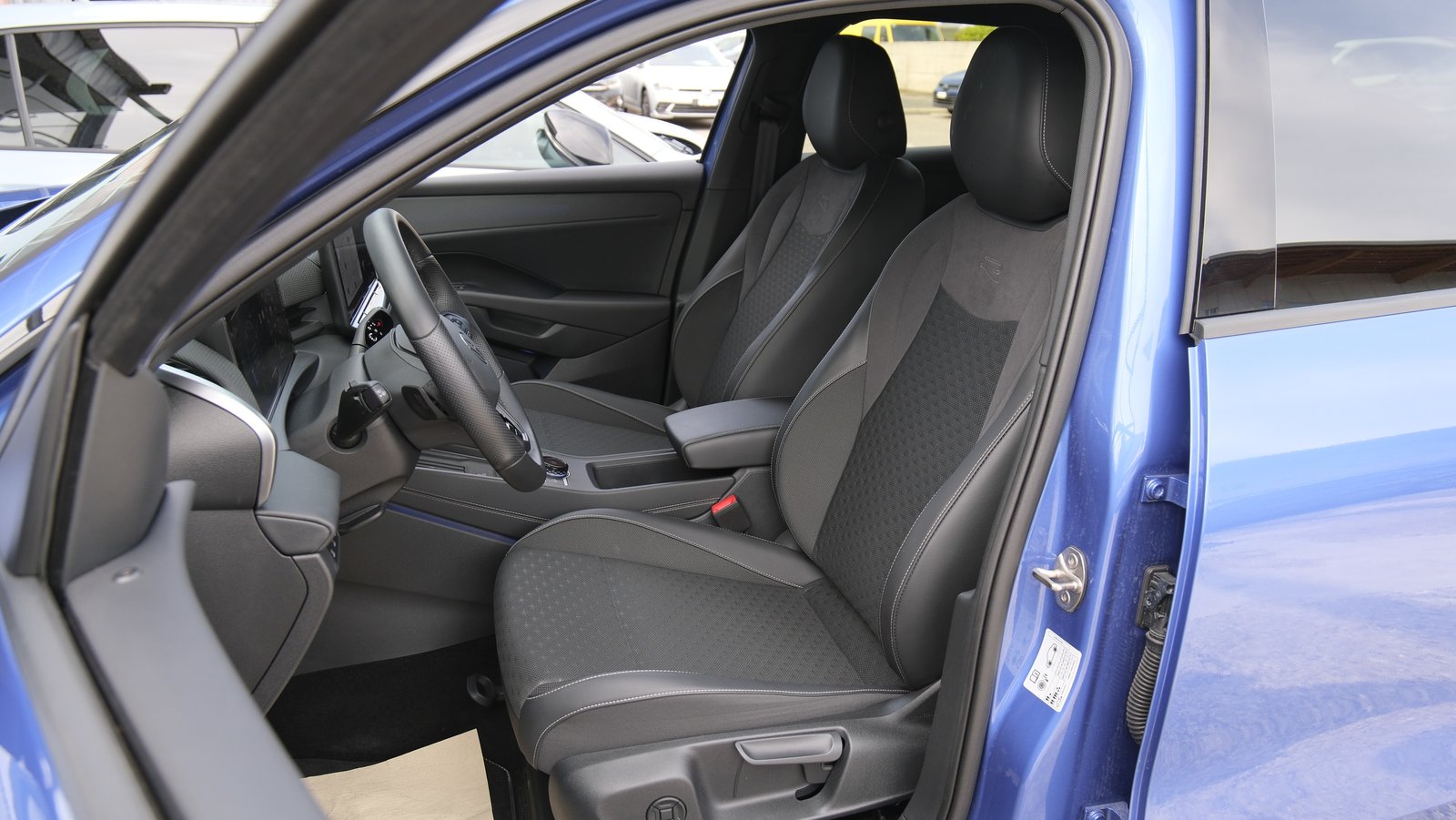 VW T-Roc 1.5 eTSI mHEV R-Line DSG, Benzin, Occasion / Gebraucht, Automatik - 4