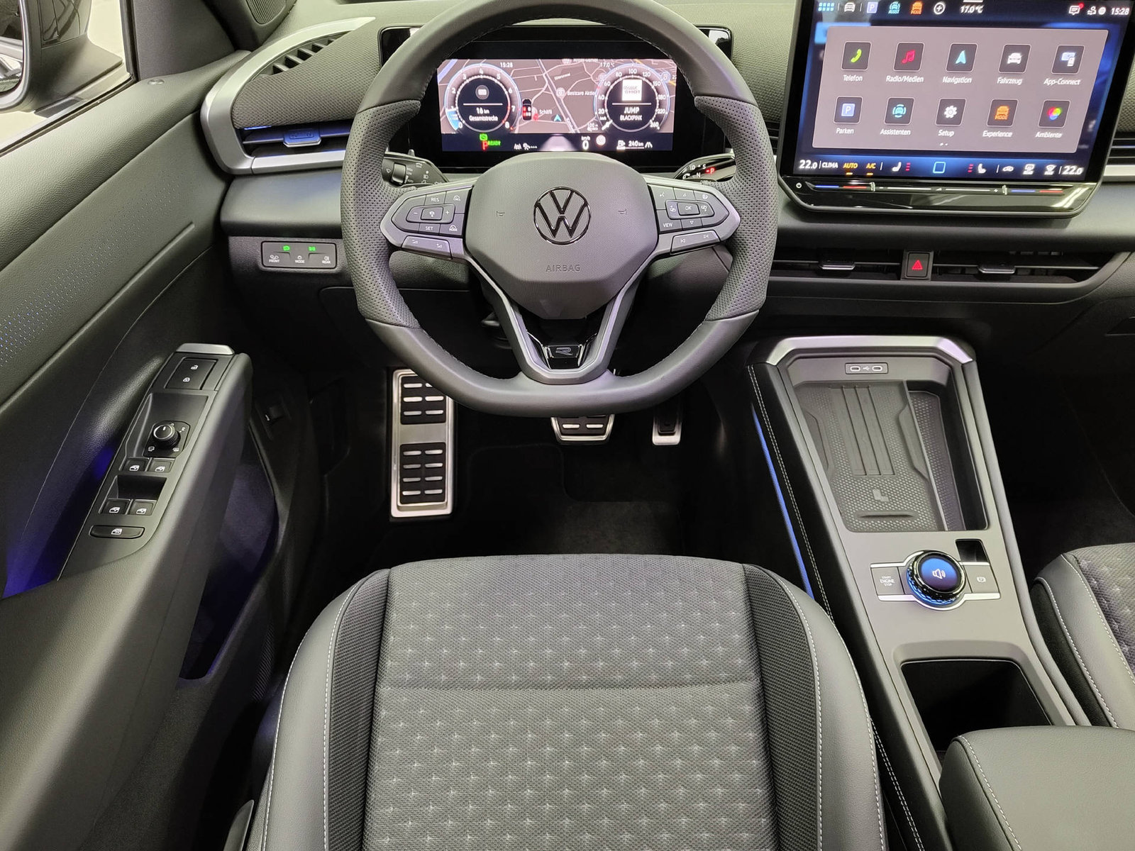 VW T-Roc 1.5 eTSI R-Line DSG, Mild-Hybrid Petrol/Electric, New car, Automatic - 5