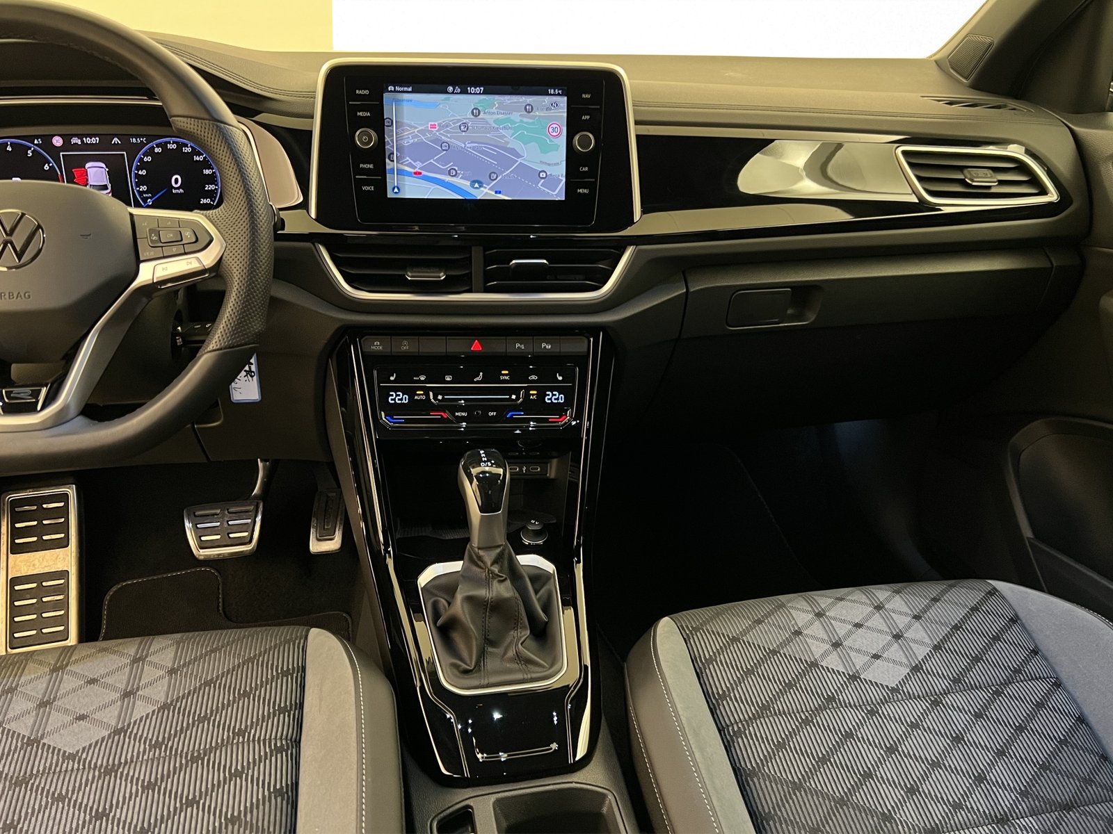 VW T-Roc 1.5 TSI R-Line DSG, Benzin, Occasion / Gebraucht, Automatik - 7