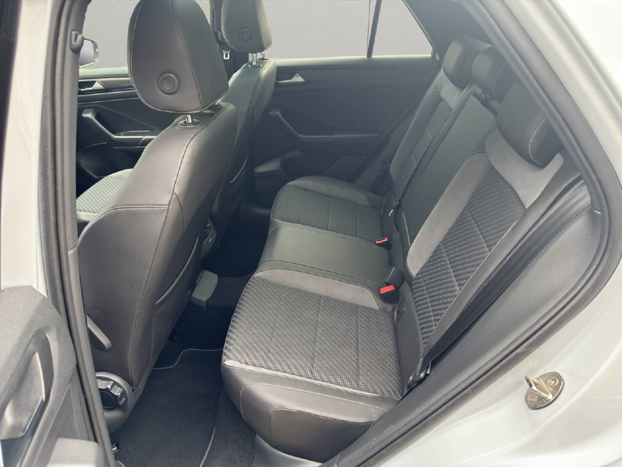 VW T-Roc 1.5 TSI R-Line DSG, Benzin, Occasion / Gebraucht, Automatik - 7