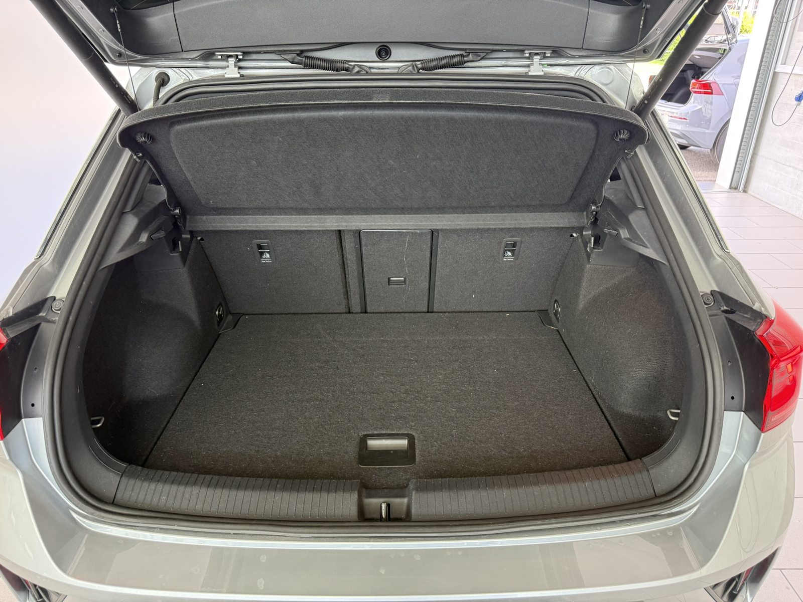 VW T-Roc PA R-Line, Benzin, Occasion / Gebraucht, Automatik - 7