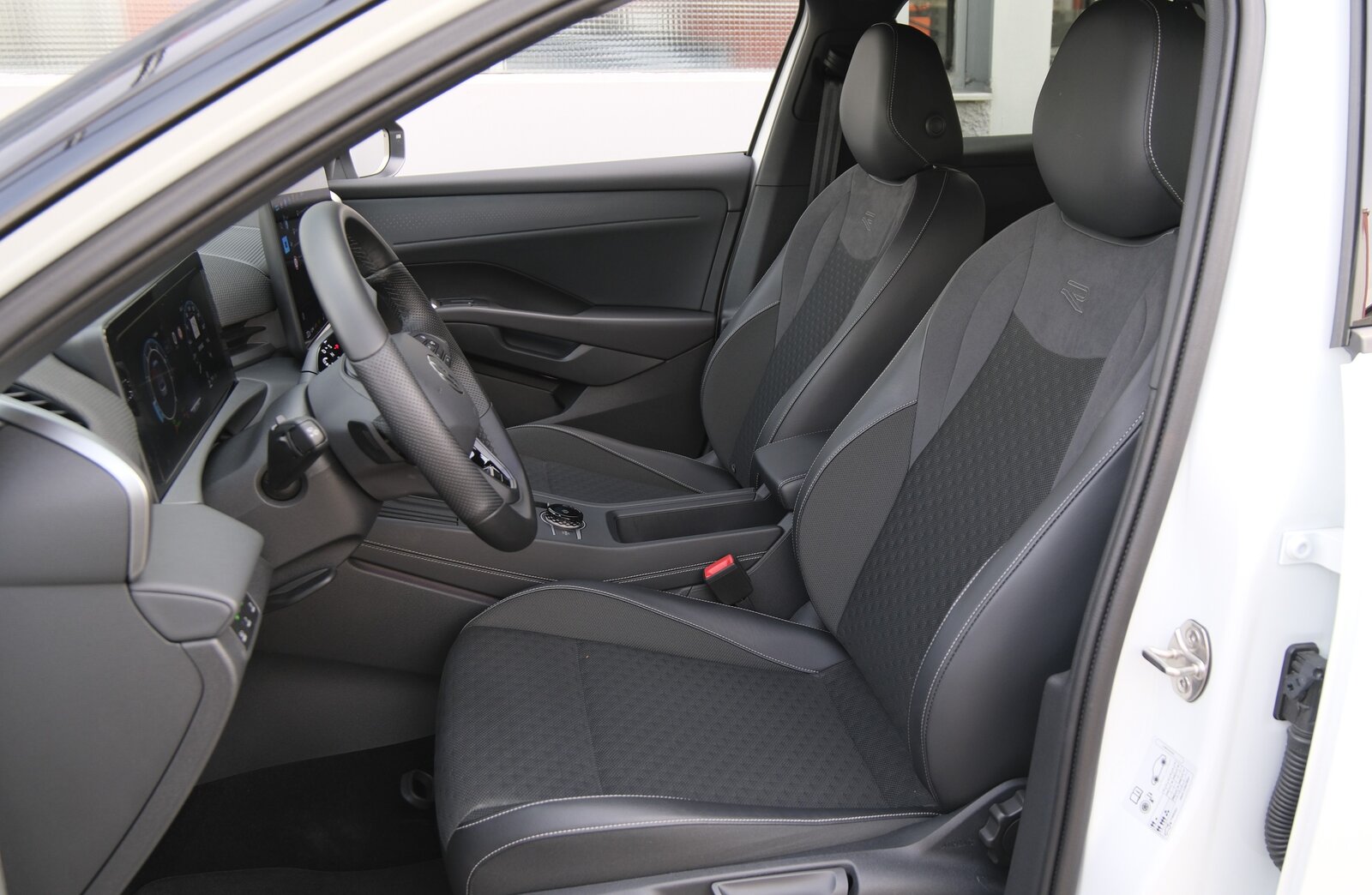VW T-Roc 1.5 eTSI mHEV R-Line DSG Black Style, Mild-Hybrid Petrol/Electric, Second hand / Used, Automatic - 4