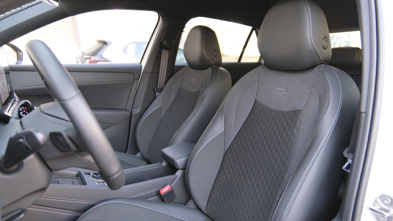 VW T-Roc 1.5 eTSI mHEV R-Line DSG Black Style, Hybride Léger Essence/Électricité, Occasion / Utilisé, Automatique - 5