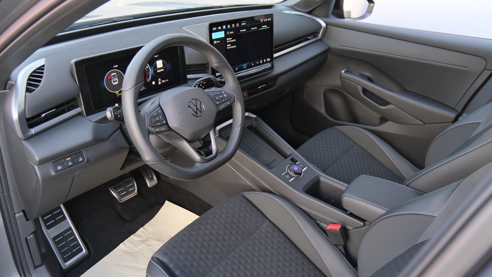 VW T-Roc 1.5 eTSI mHEV R-Line DSG Black Style, Mild-Hybrid Petrol/Electric, Second hand / Used, Automatic - 3