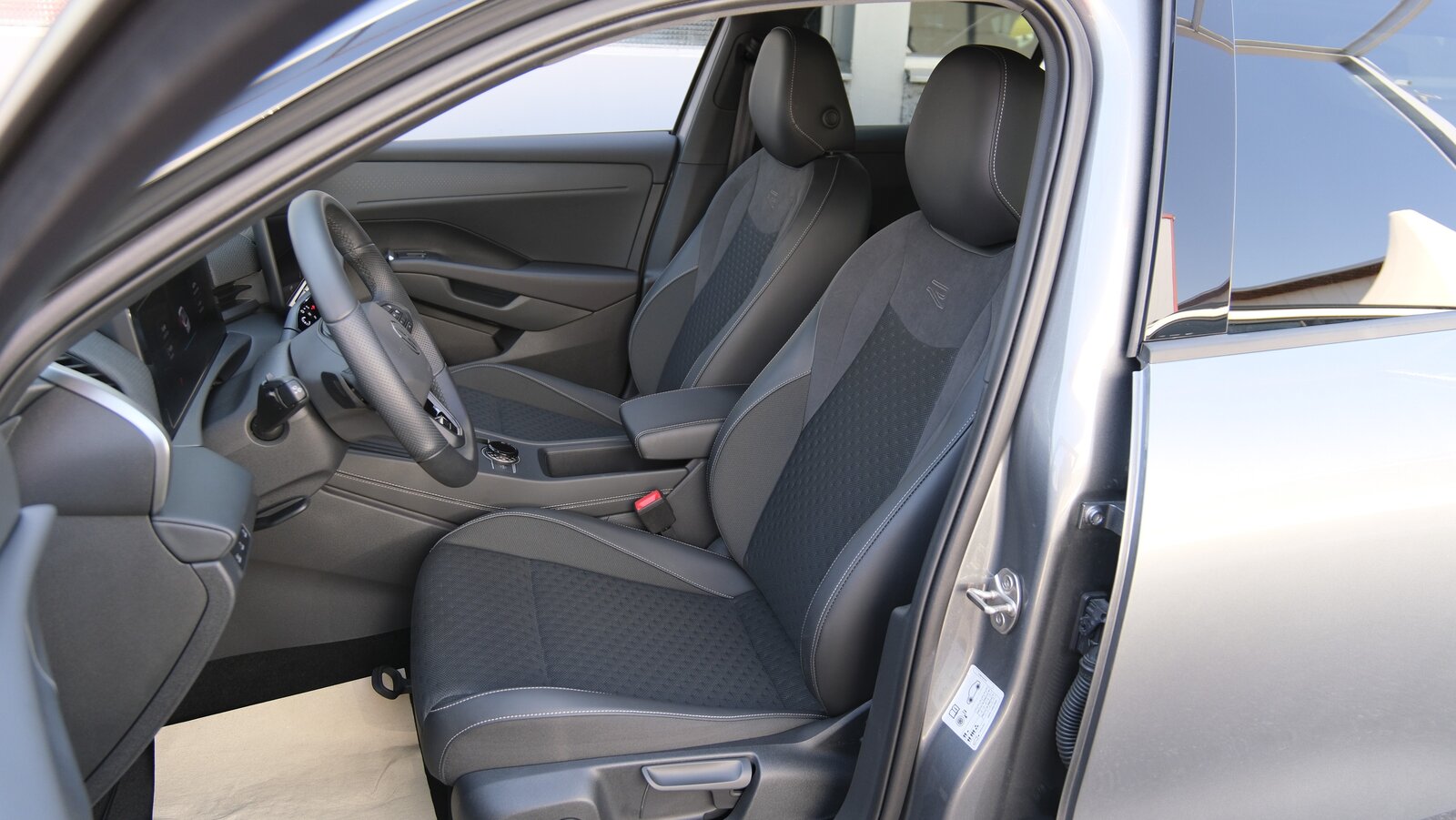 VW T-Roc 1.5 eTSI mHEV R-Line DSG Black Style, Mild-Hybrid Petrol/Electric, Second hand / Used, Automatic - 4