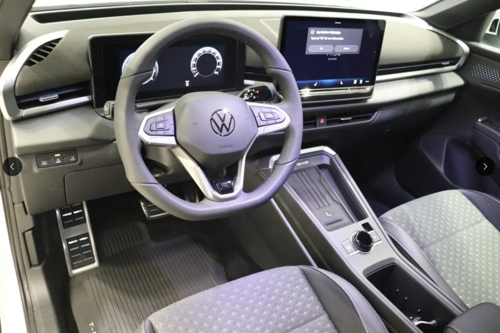 VW T-ROC 1.5 eTSI R-Line DSG, Mild-Hybrid Benzin/Elektro, Vorführwagen, Automatik - 2