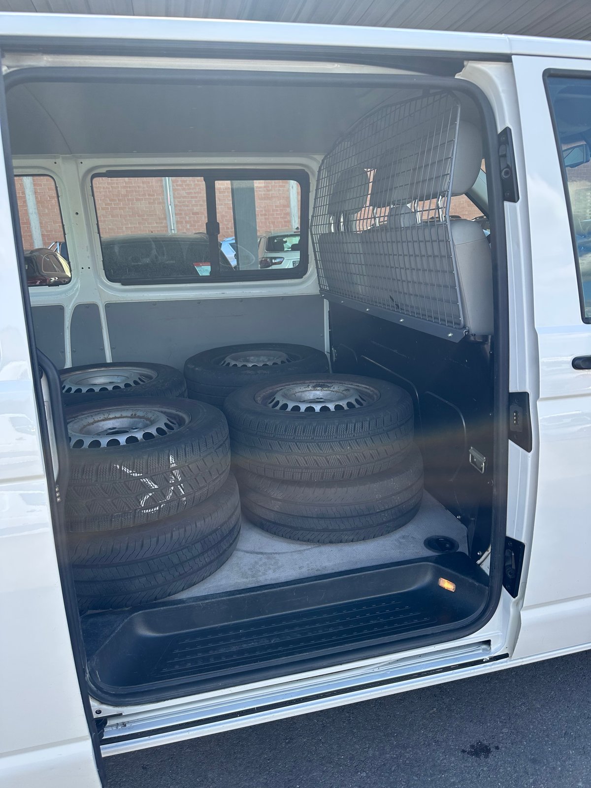 VW T5 2.0 TDI, Diesel, Second hand / Used, Manual - 6