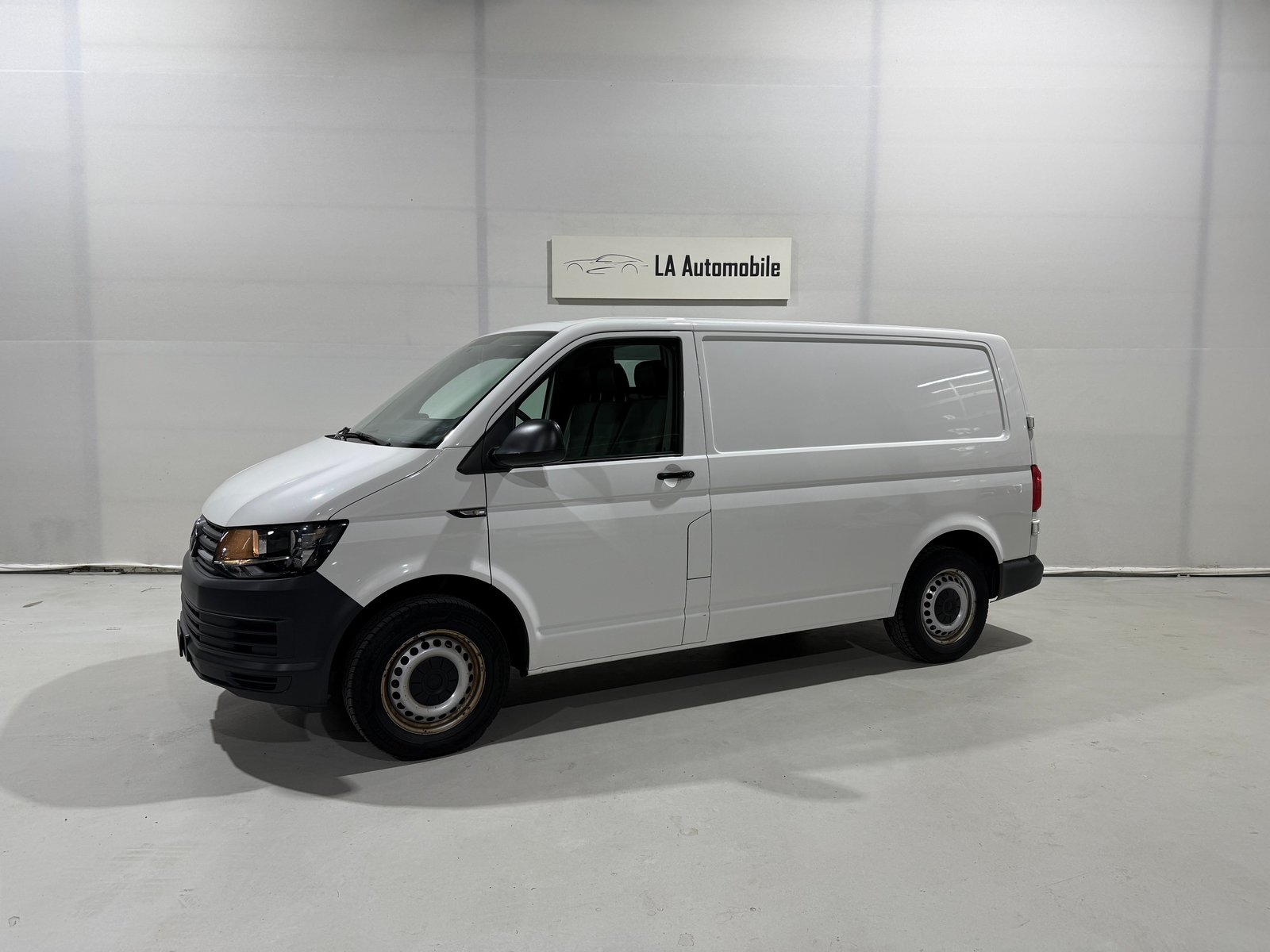 VW T6 2.0 TDI Euro 5, Diesel, Second hand / Used, Manual - 2