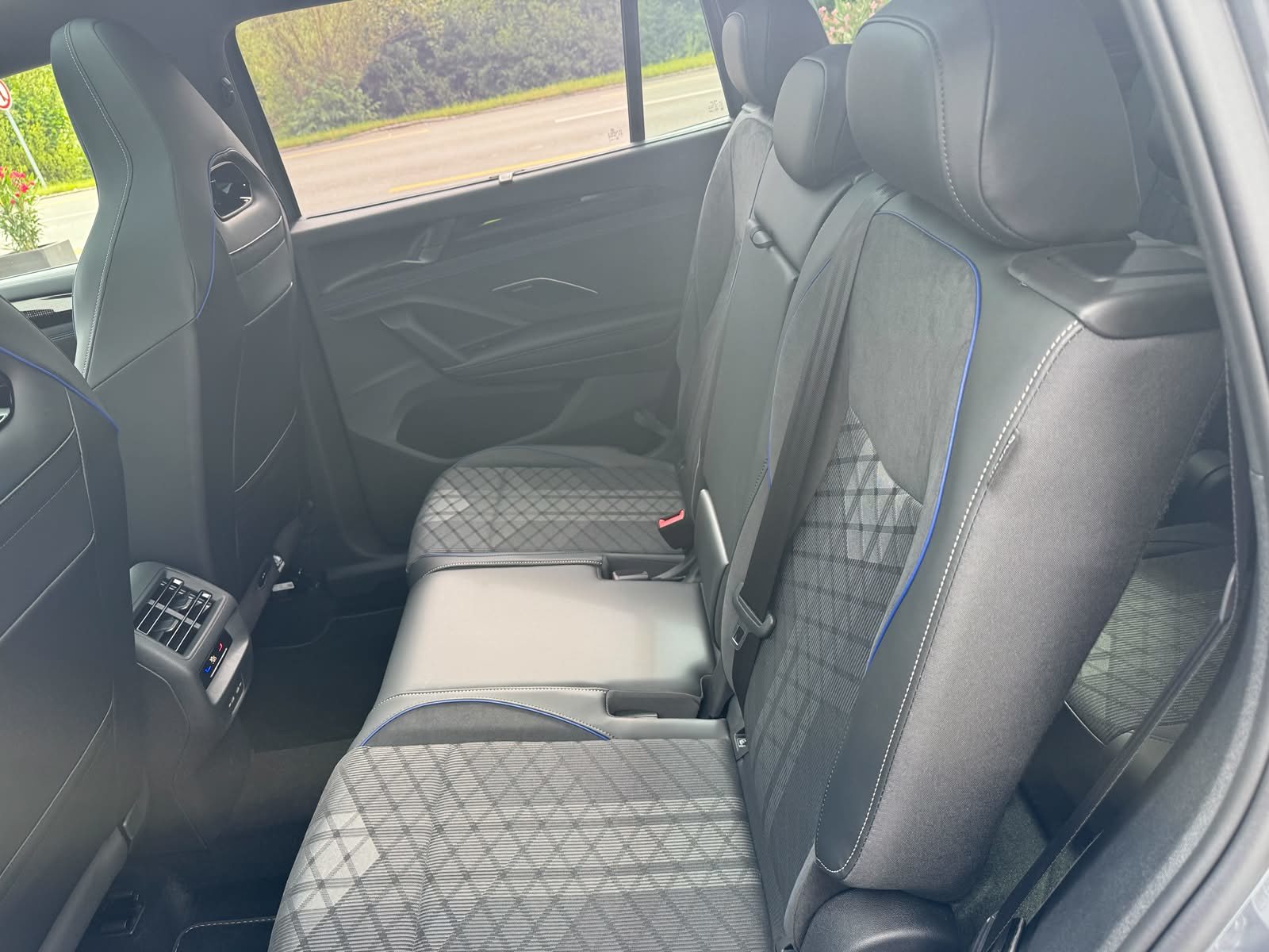VW Tayron R-Line UNITED, Petrol, New car, Automatic - 7