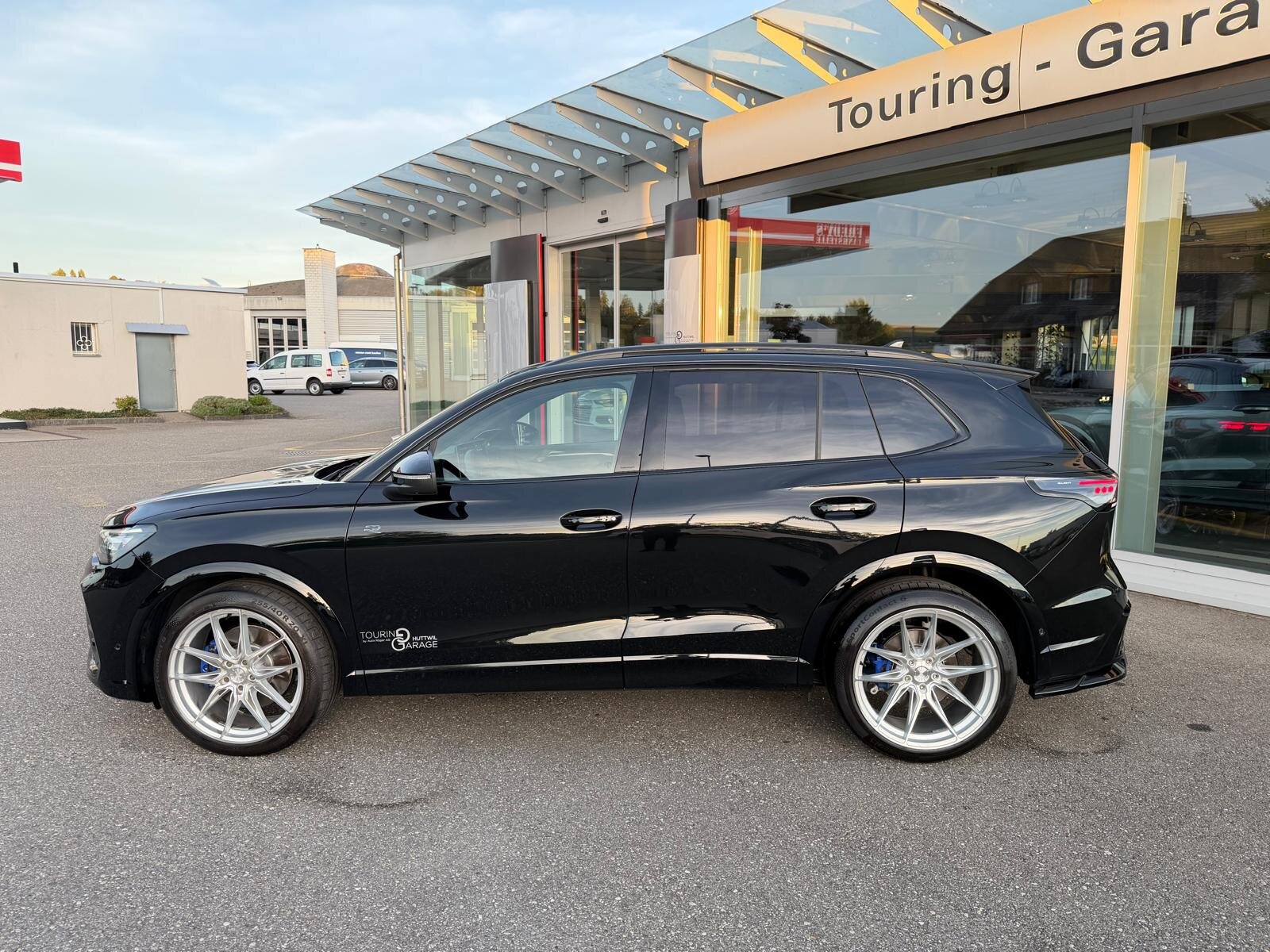VW Tiguan 2.0 TSI DSG R-Line Plus 4Motion, Petrol, Second hand / Used, Automatic - 2