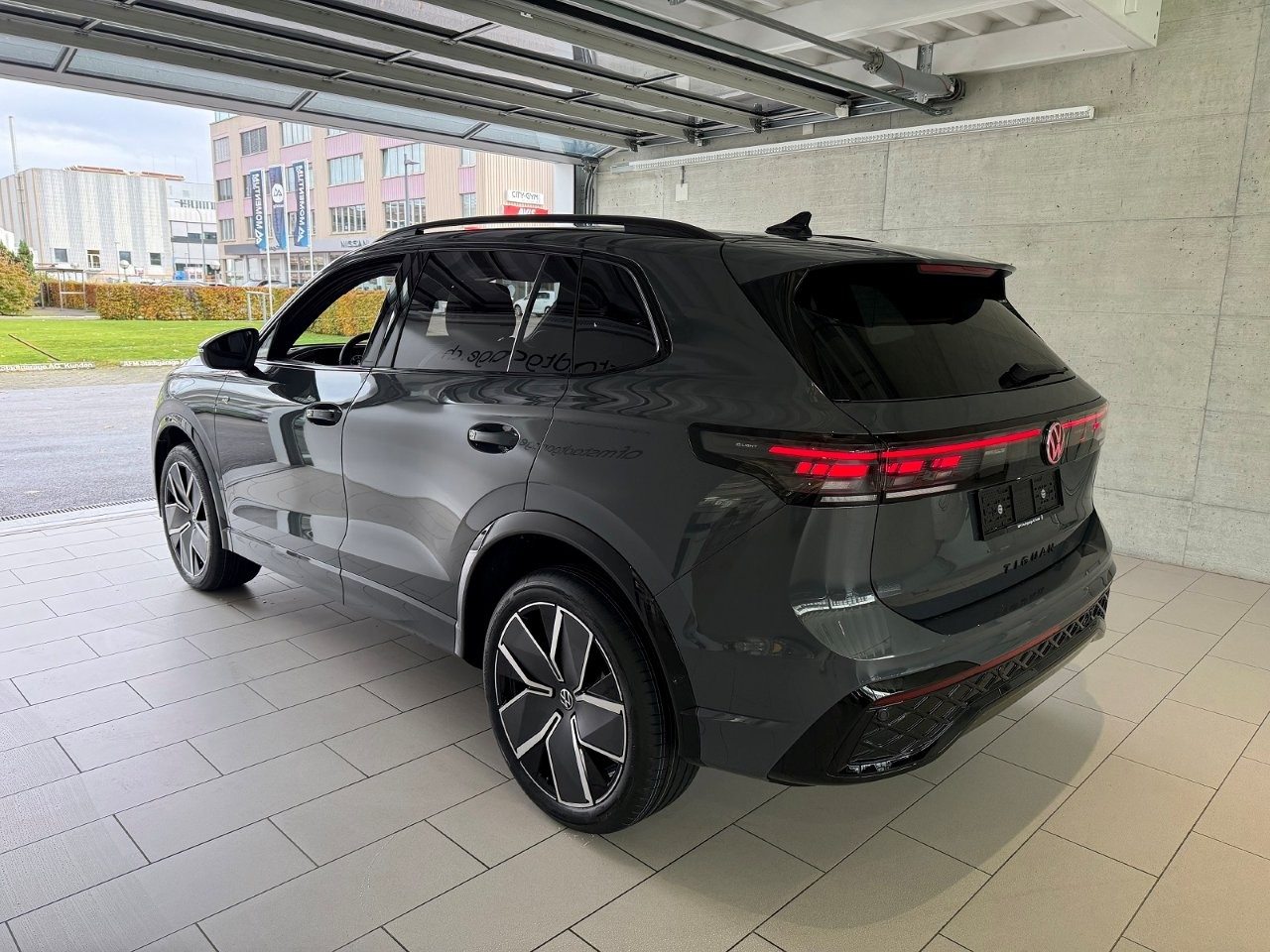 VW Tiguan R-Line UNITED, Petrol, New car, Automatic - 4