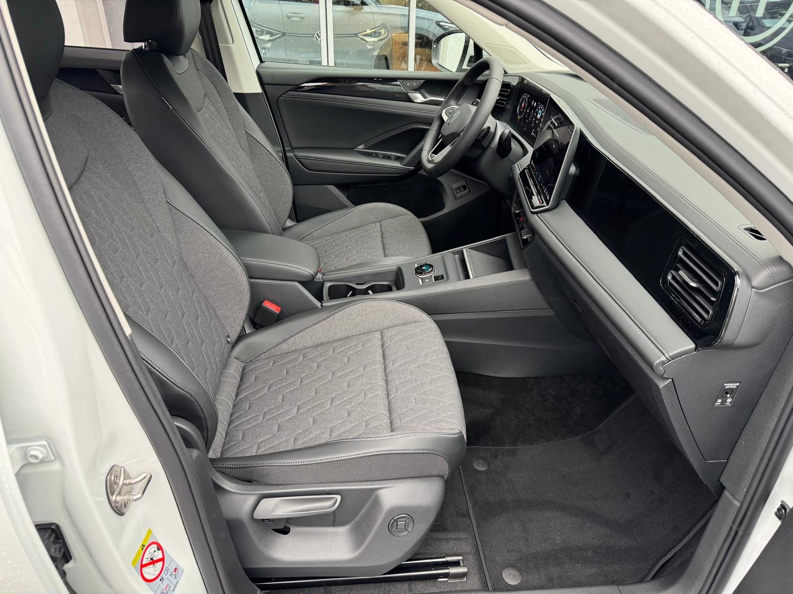 VW Tiguan UNITED, Petrol, New car, Automatic - 3