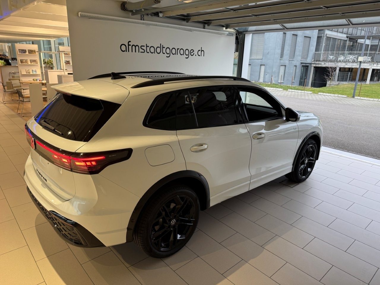 VW Tiguan R-Line, Hybride Intégral Essence/Électricité, Voiture nouvelle, Automatique - 2