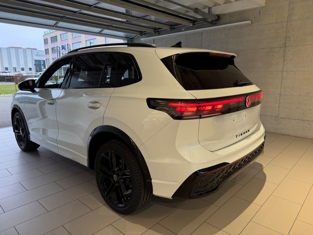 VW Tiguan R-Line, Hybride Intégral Essence/Électricité, Voiture nouvelle, Automatique - 3