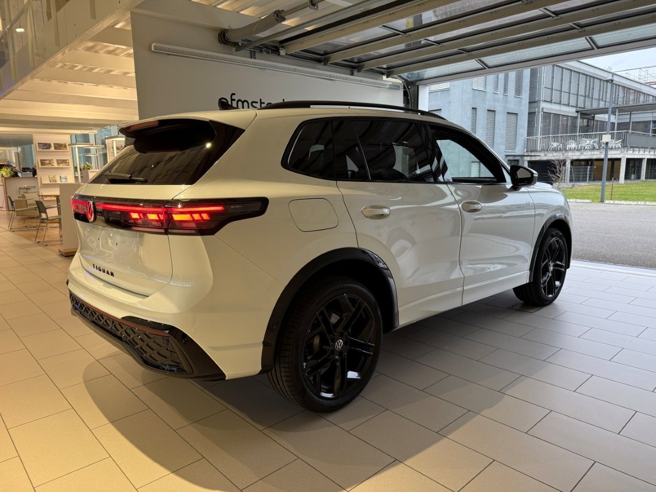 VW Tiguan R-Line, Hybride Intégral Essence/Électricité, Voiture nouvelle, Automatique - 4