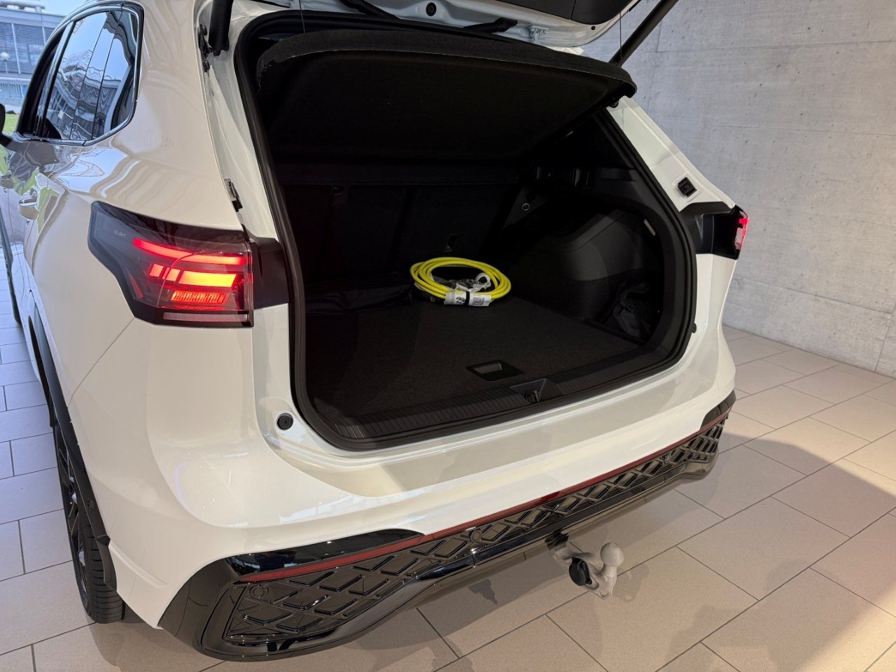 VW Tiguan R-Line, Hybride Intégral Essence/Électricité, Voiture nouvelle, Automatique - 5