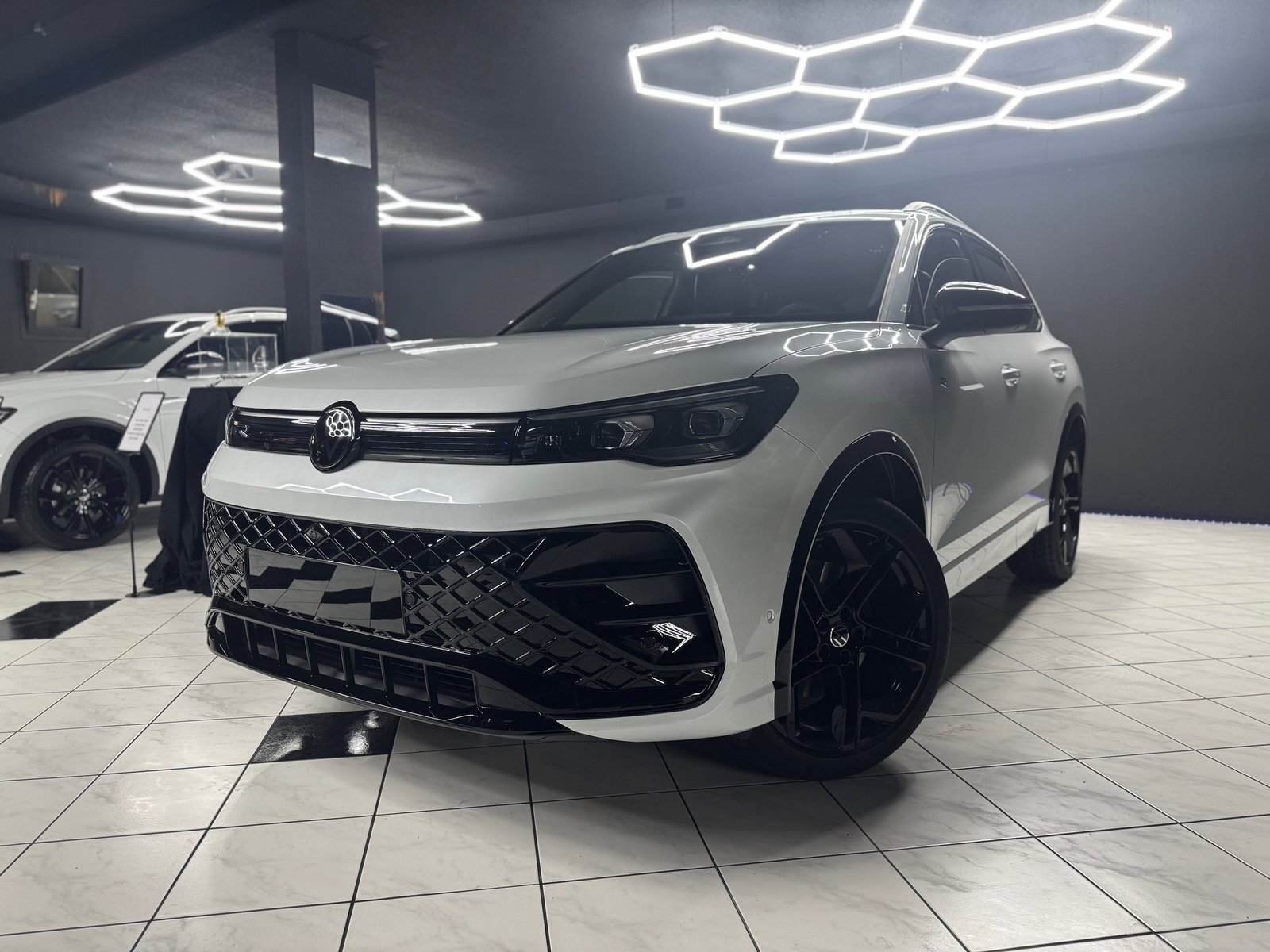 VW Tiguan 2.0TSI DSG R-Li 4M, Benzina, Auto nuove, Automatico - 2
