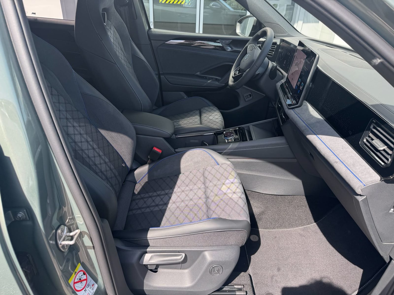 VW Tiguan R-Line, Petrol, New car, Automatic - 3