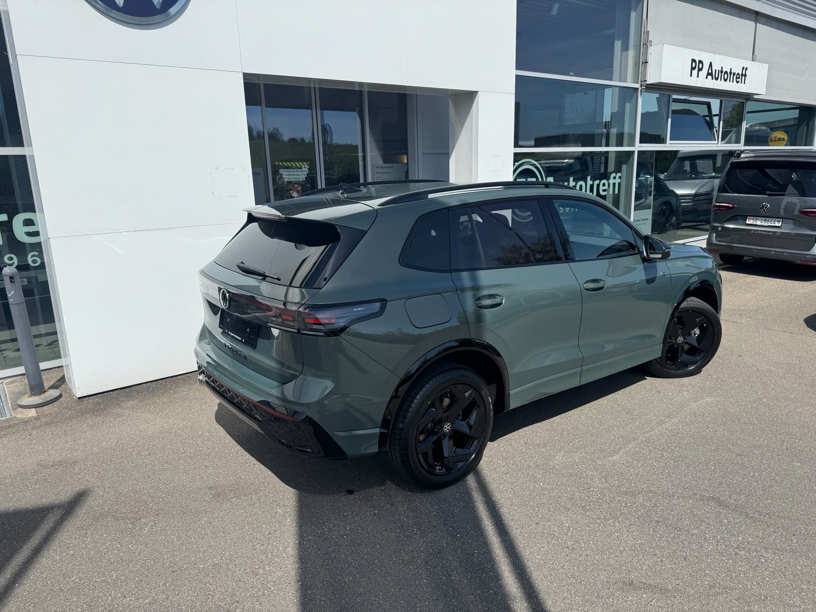 VW Tiguan R-Line, Petrol, New car, Automatic - 4