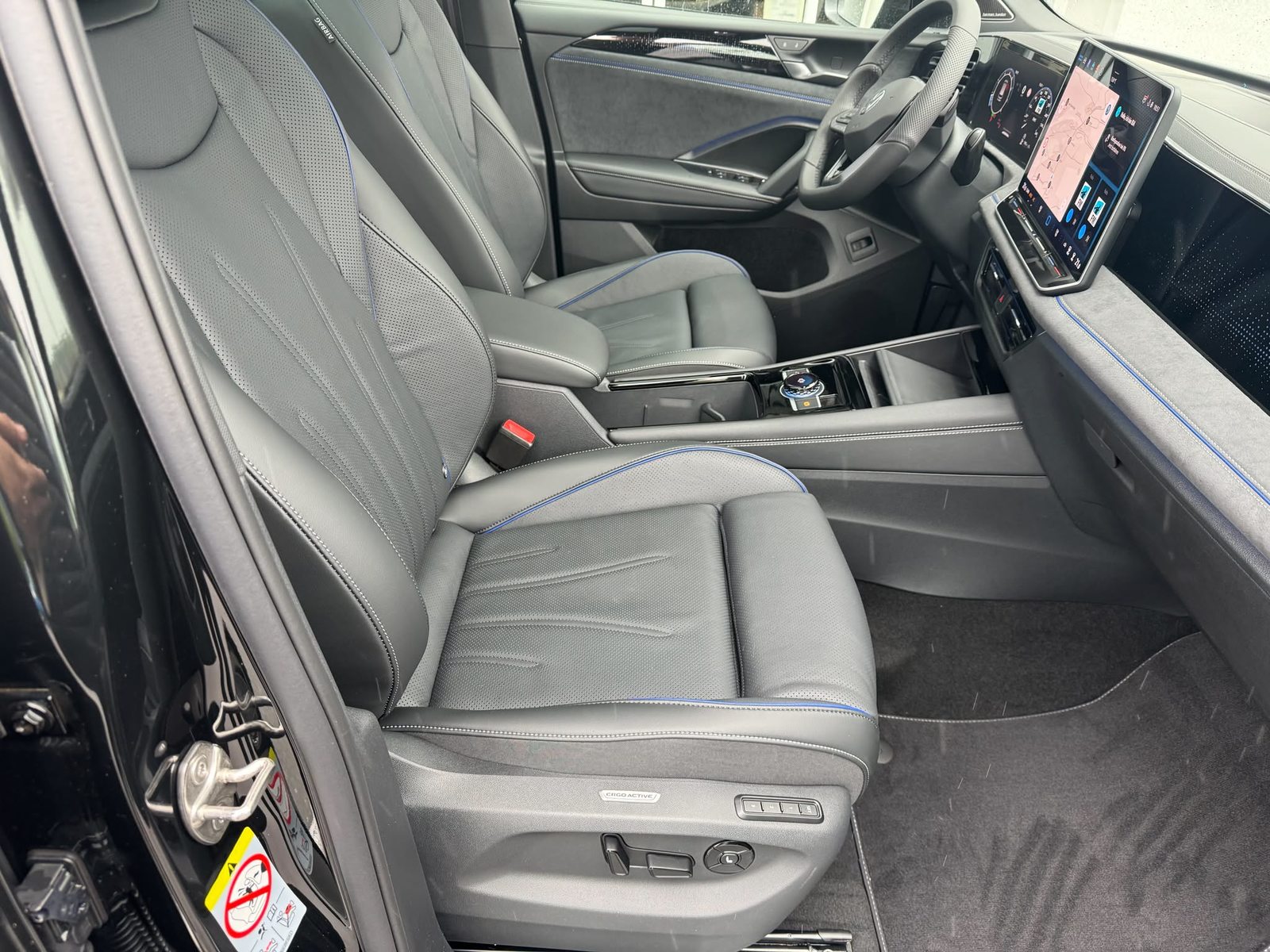 VW Tiguan R-Line, Petrol, New car, Automatic - 3
