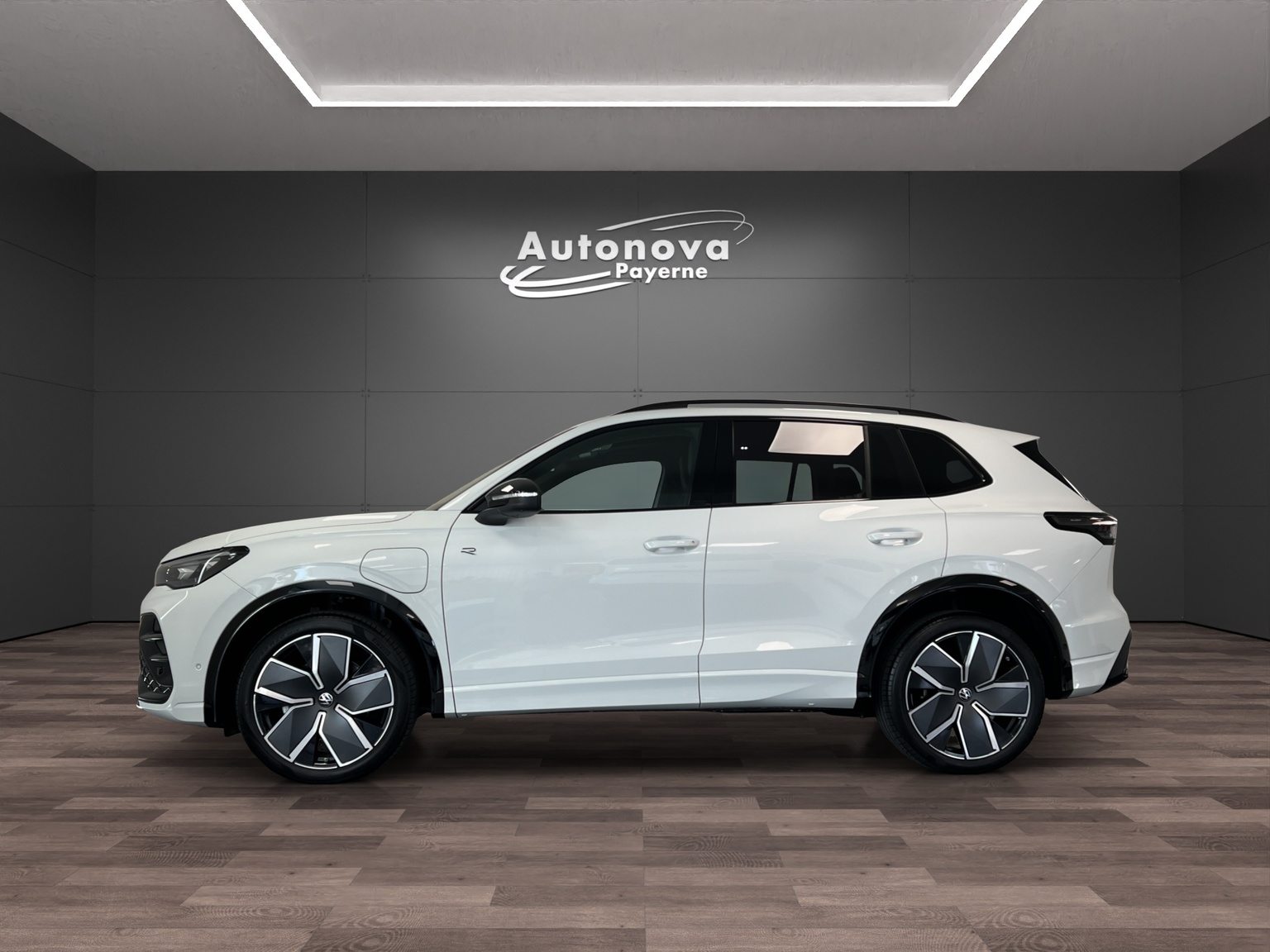 VW Tiguan R-Line UNITED, Hybride Integrale Benzina/Elettrica, Auto nuove, Automatico - 3
