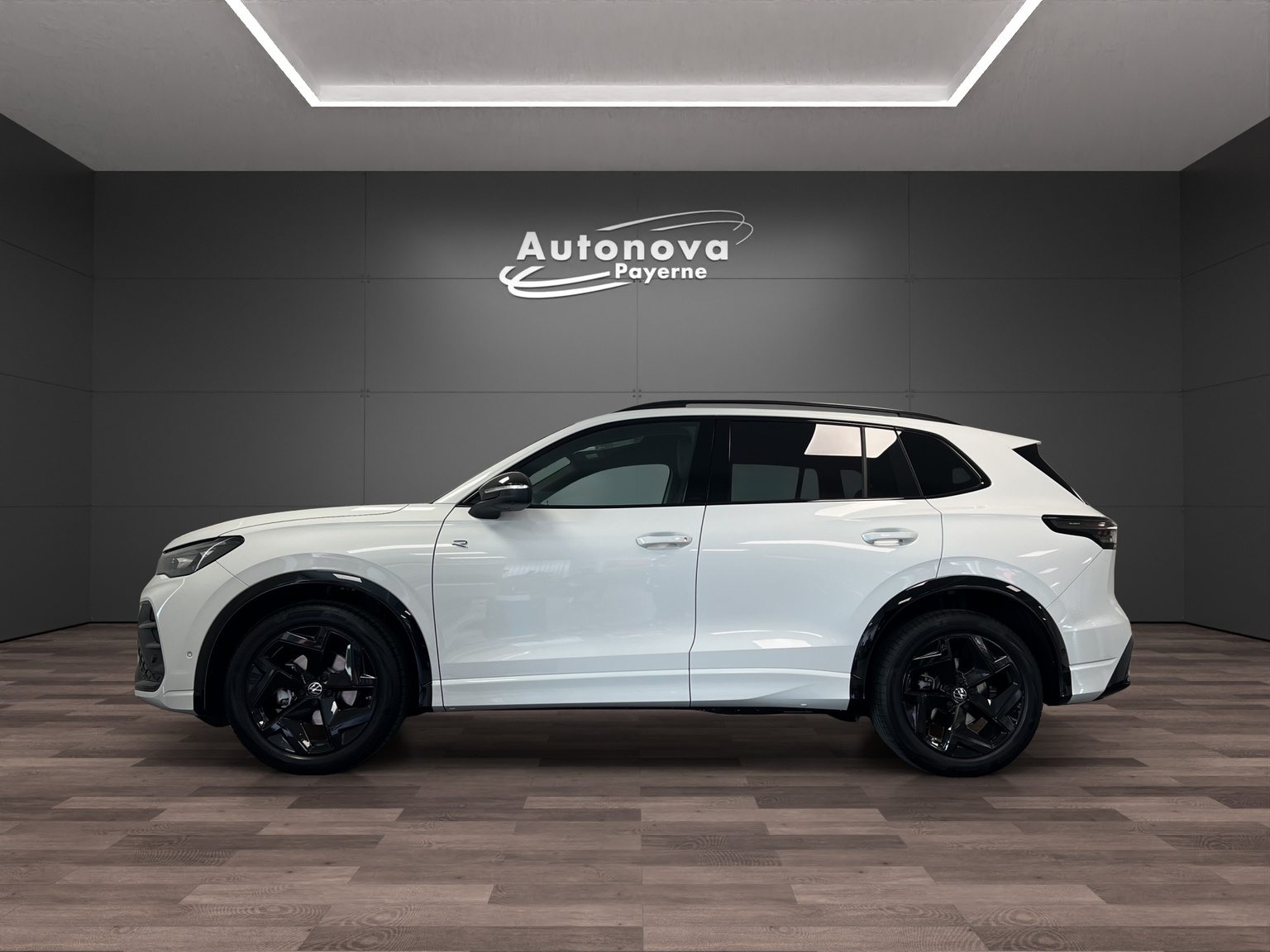 VW Tiguan R-Line, Petrol, New car, Automatic - 3
