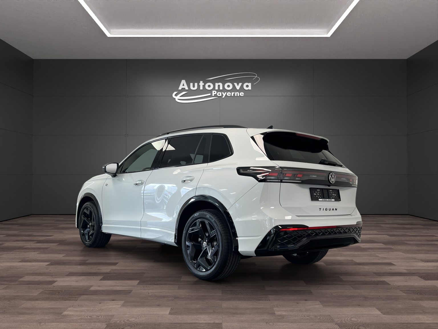 VW Tiguan R-Line, Petrol, New car, Automatic - 4