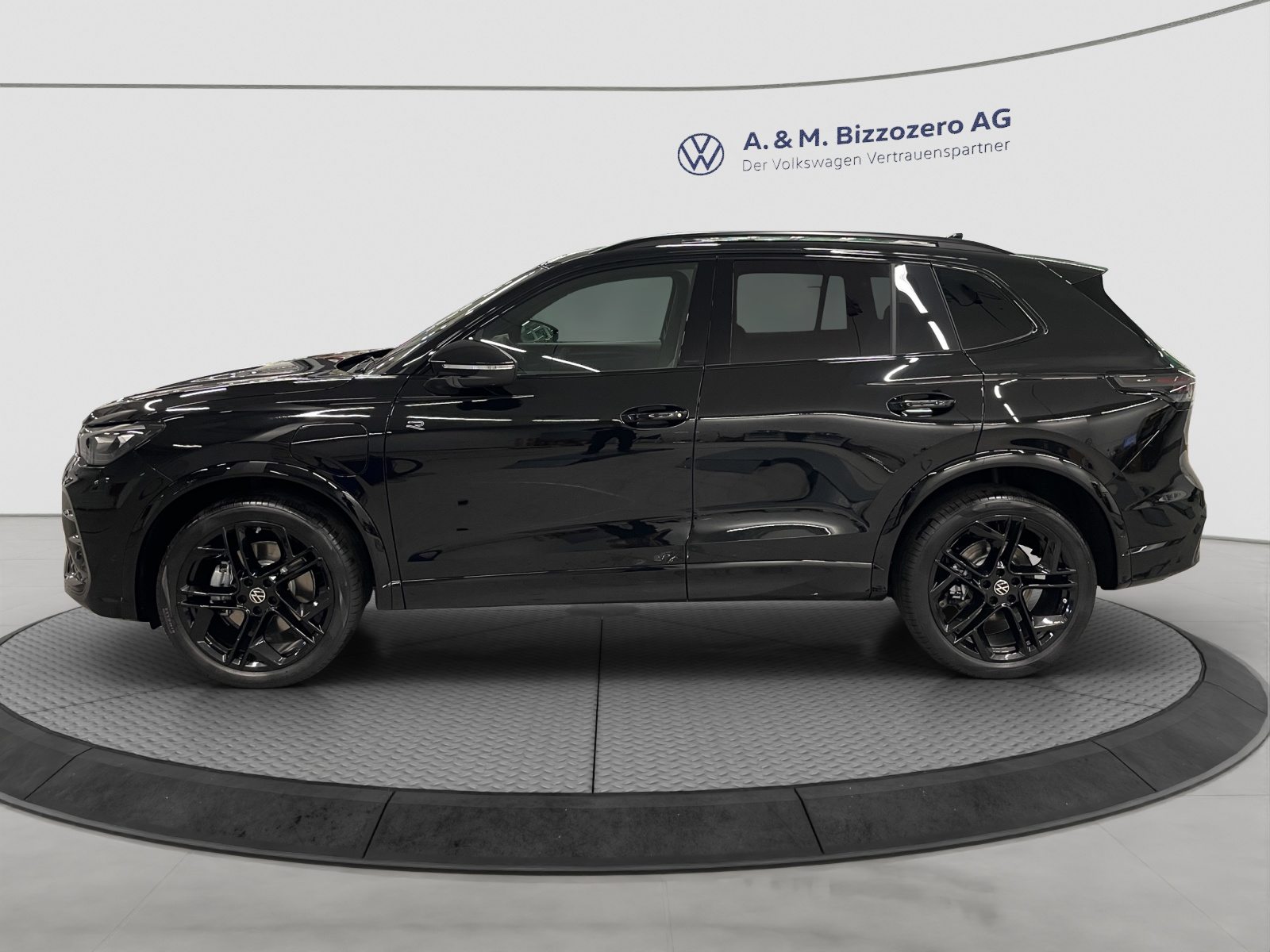 VW Tiguan R-Line UNITED, Full-Hybrid Petrol/Electric, New car, Automatic - 2