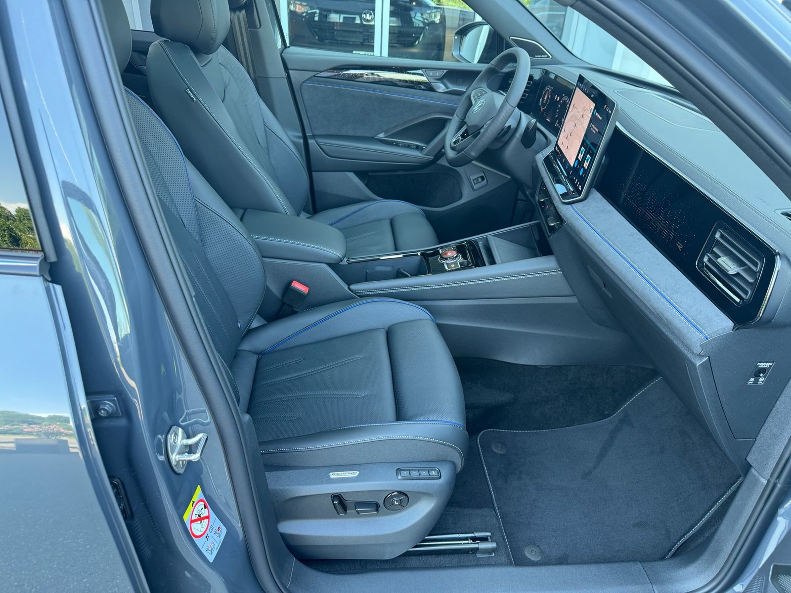 VW Tiguan R-Line Plus, Petrol, New car, Automatic - 3