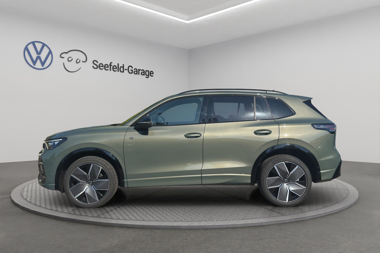 VW Tiguan R-Line, Petrol, New car, Automatic - 3