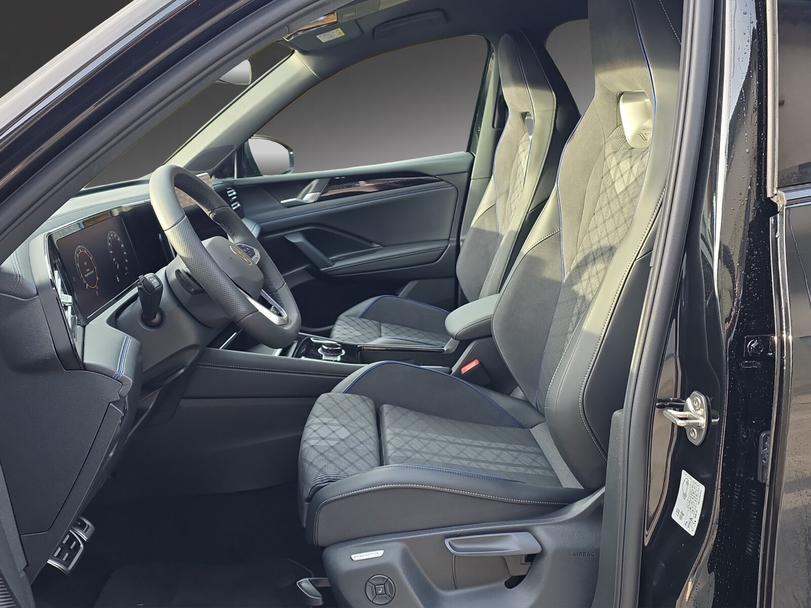 VW Tiguan R-Line UNITED, Petrol, New car, Automatic - 6