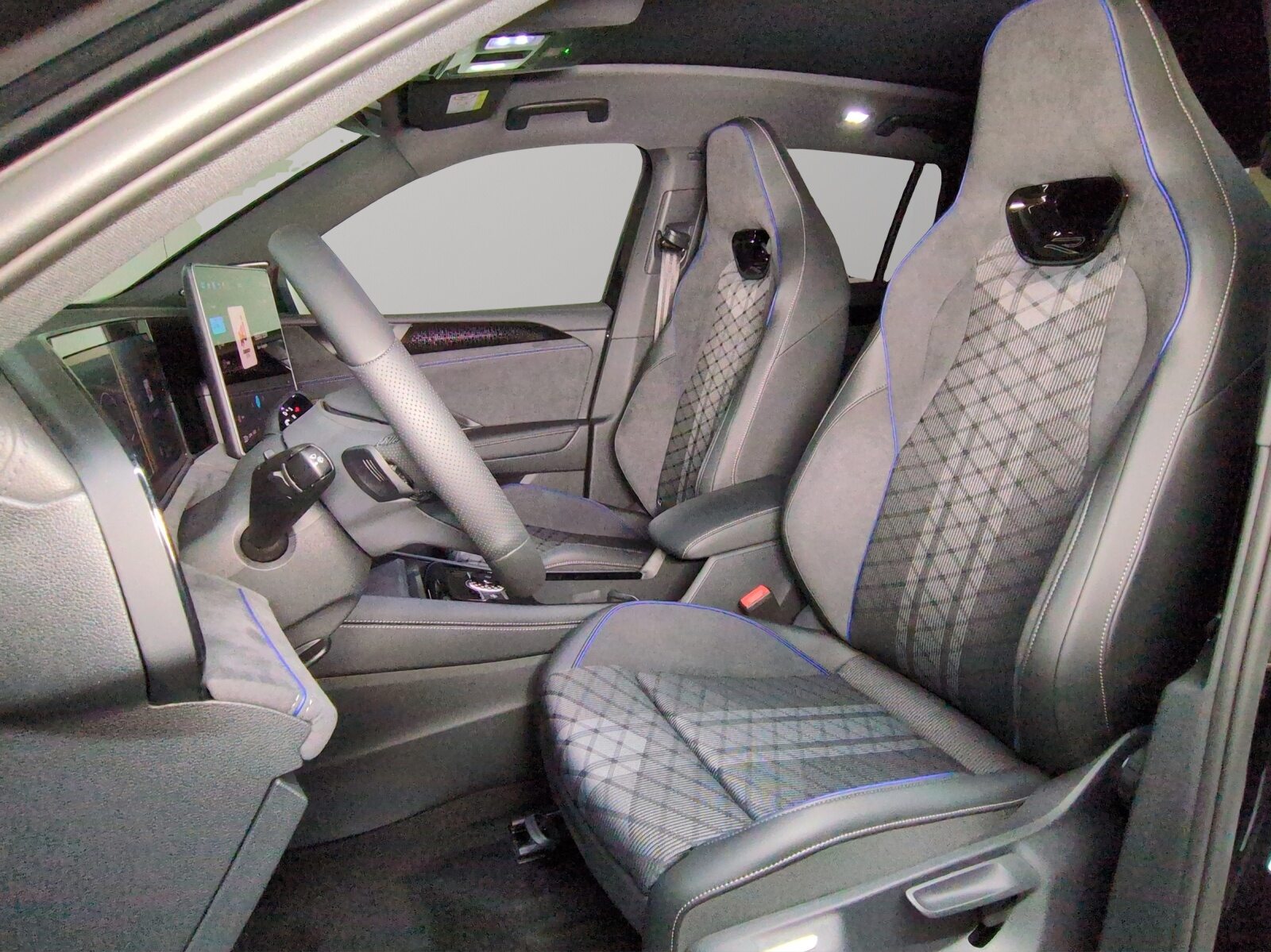 VW Tiguan R-Line, Petrol, New car, Automatic - 6