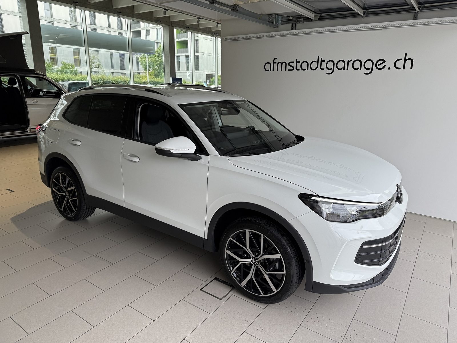 VW Tiguan UNITED, Benzina, Occasioni / Usate, Automatico - 2