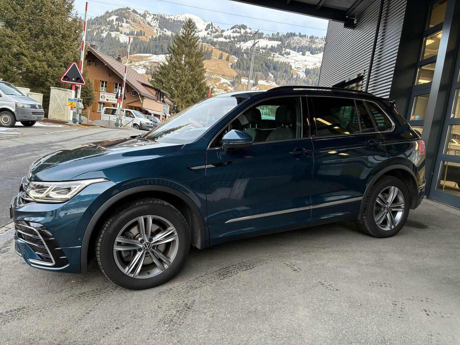 VW Tiguan R-Line, Petrol, Second hand / Used, Automatic - 2